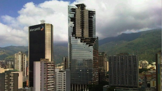 2500 People Live In An Abandoned Skyscraper In Caracas