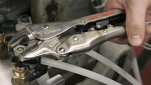 Pliers Lock Automatically When Gripped, For Easier Turning