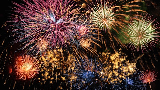 How To Photograph Fireworks (The Right Way)