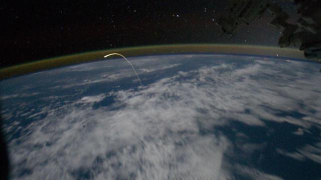 First Image Of Shuttle Entering Earth Is Simply Unbelievable
