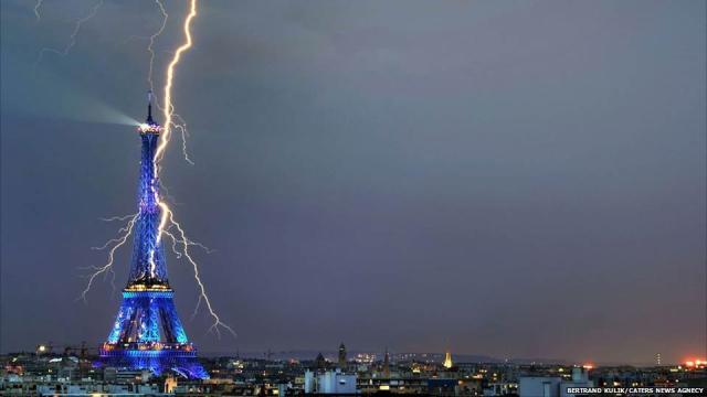 Lightning Striking Eiffel Tower Is Awesome And Frightening