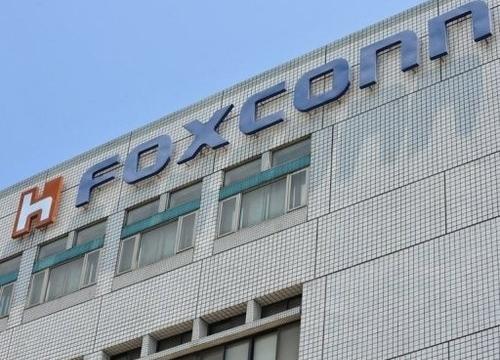 Foxconn Halts Apple iPhone Production in China’s Tech Hub as COVID-19 Cases Soar