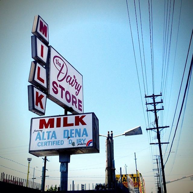 12 Drool-Worthy Photos Of Vintage Signs In The Valley