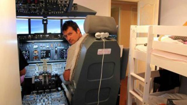 Dad Of The Year Build Builds Functional 737 Cockpit In Kids’ Bedroom