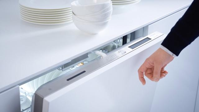 A Simple Knock Opens This Dishwasher, Keeping The Front Panel Clean