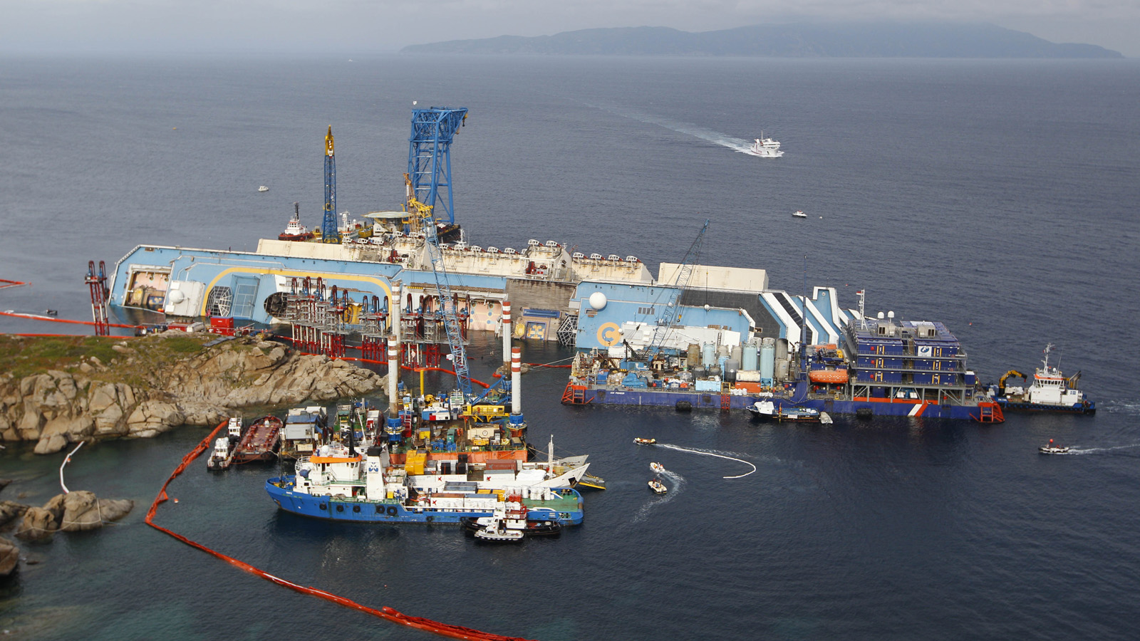 The Costa Concordia’s 19-Hour Salvage In Timelapse, Photos And GIFs