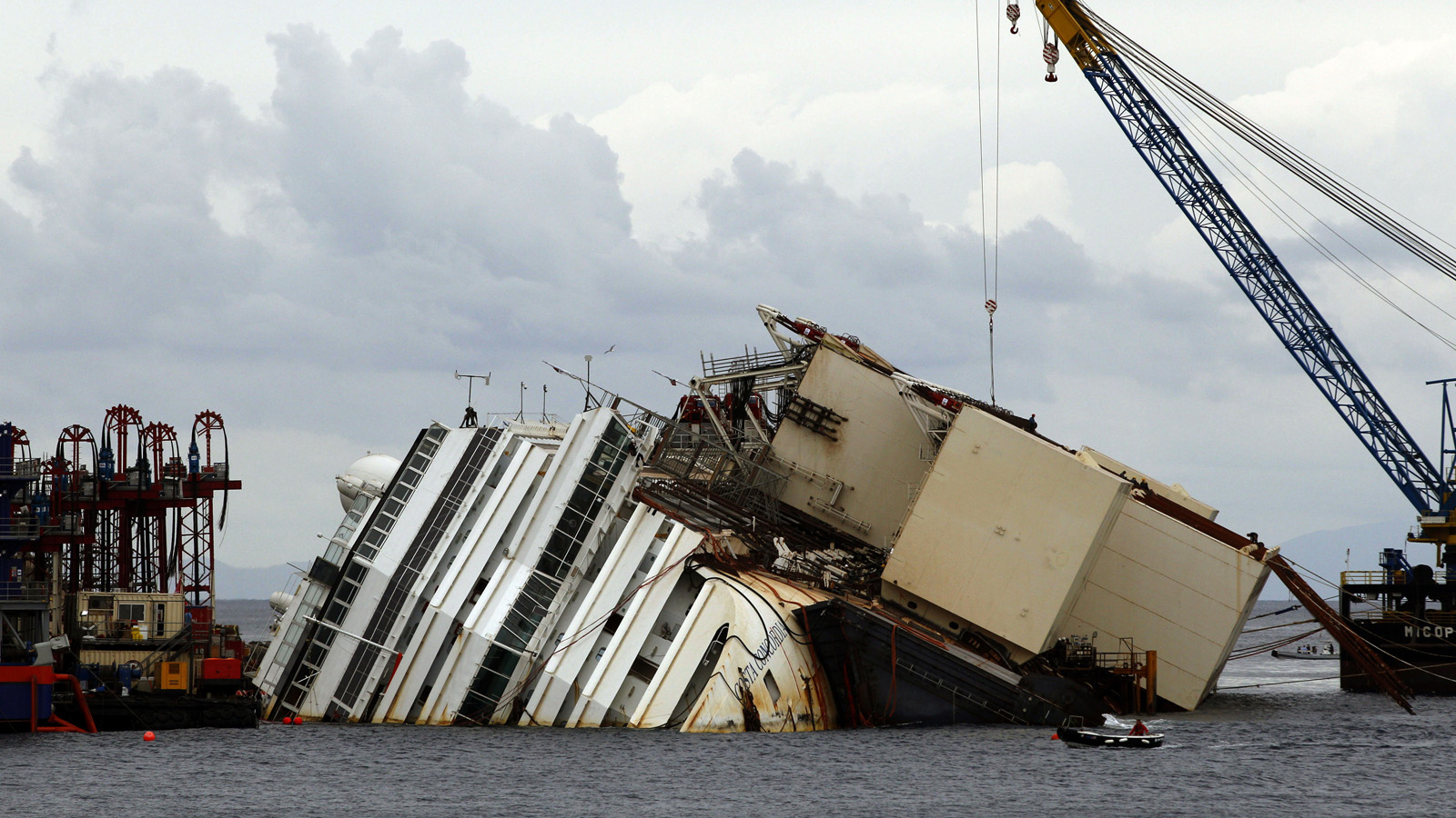 The Costa Concordia’s 19-Hour Salvage In Timelapse, Photos And GIFs