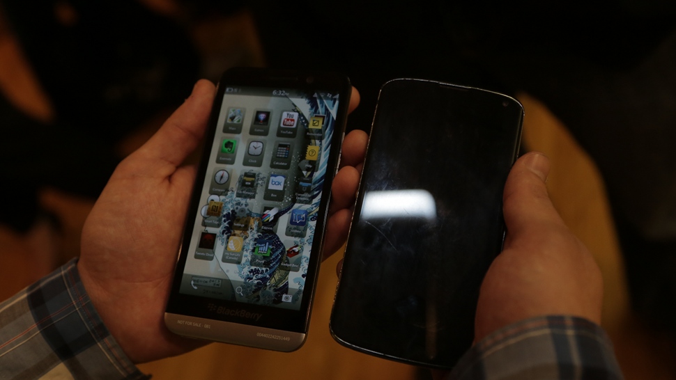 Blackberry Z30 Hands-On: BB10 Gets Hip To The Hugeness