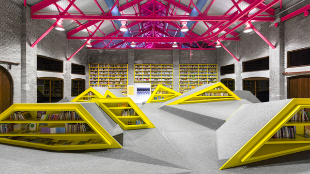 A Mountain Range Of Shelves Turns This Kids’ Library Into A Playground