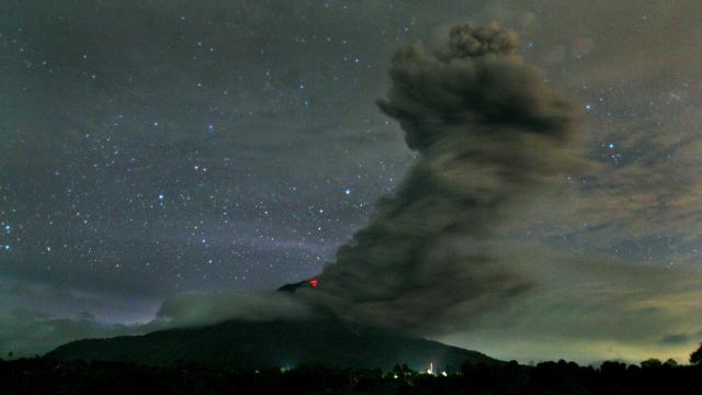 Rocks Rain Over Sumatra As Terrible Volcano Keeps Erupting
