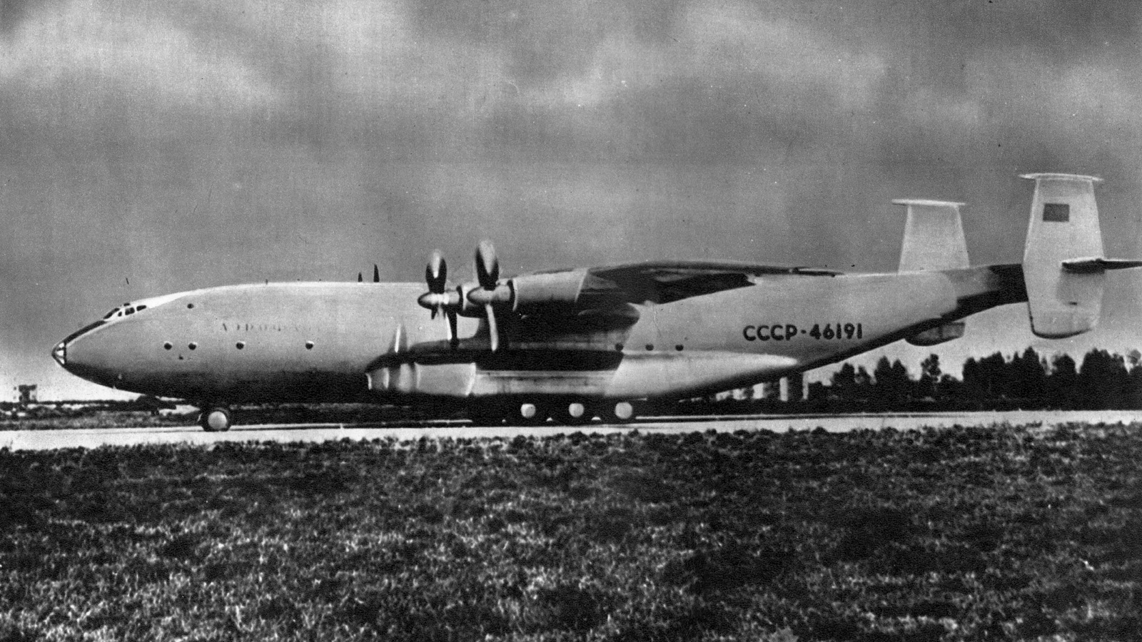 27 Of The Most Eye-Popping Cargo Aircraft Ever Built