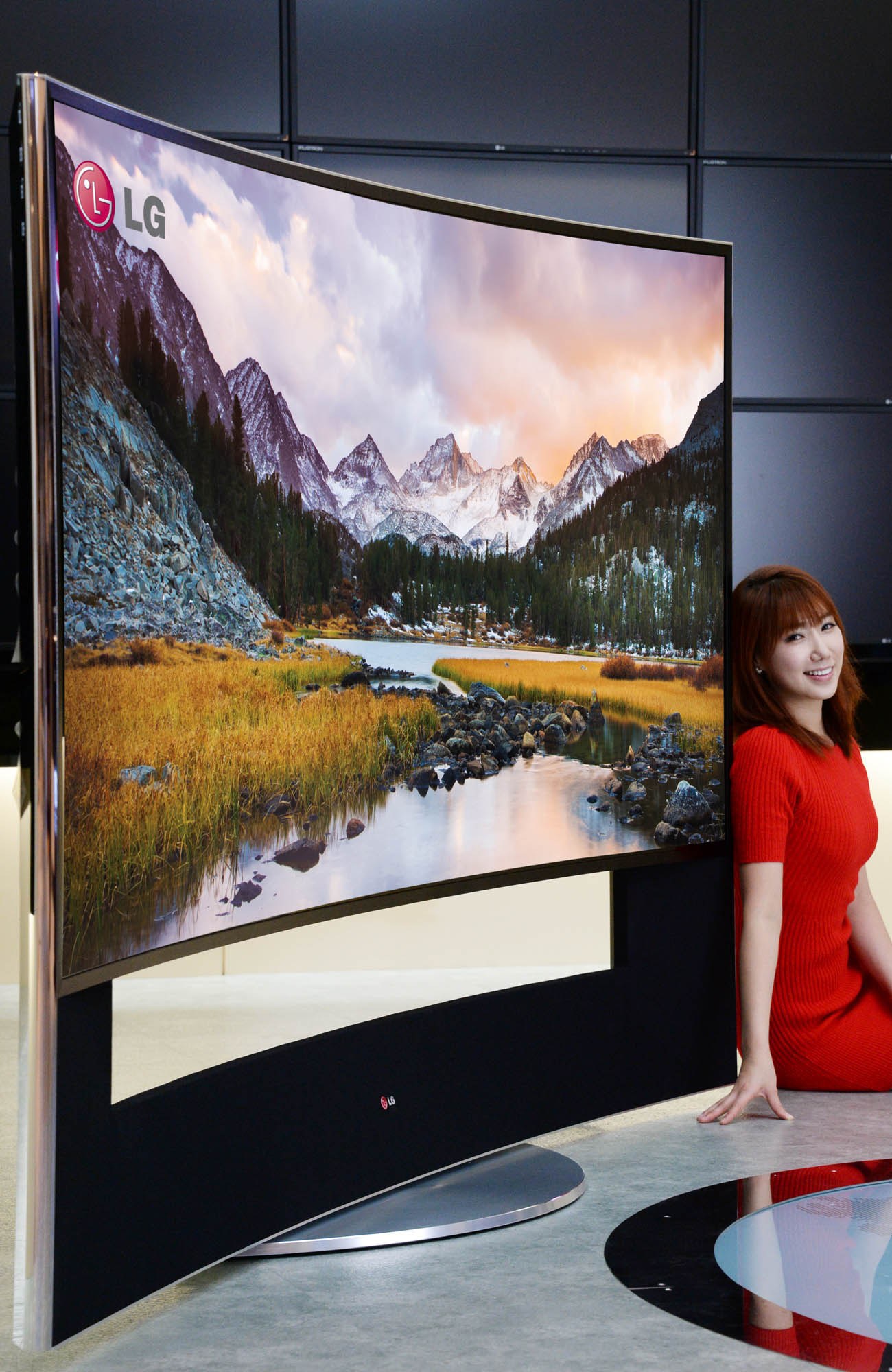 LG’s 105-Inch Curved UltraHD LCD TV Is Just Bonkers