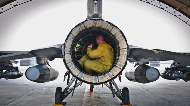 The Interior Of An F-16’s Engine Looks Like A Surprisingly Comfy Place