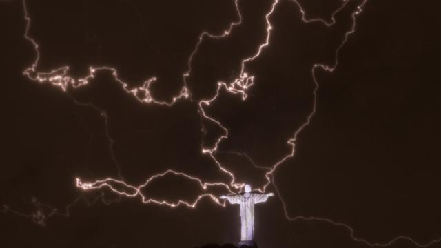 Lightning Struck Rio’s Jesus Christ Statue And Broke Off His Fingers