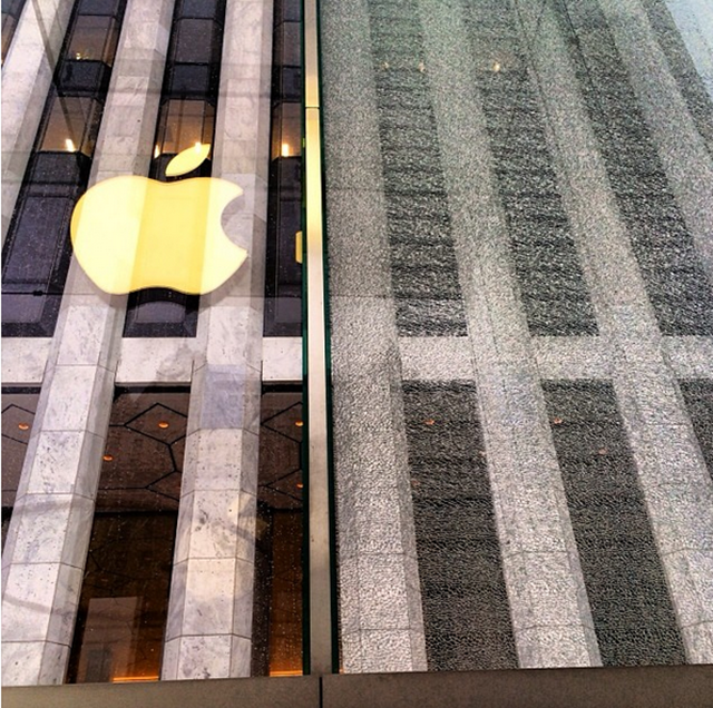 Snowblower Turns Fifth Ave Apple Store Glass Into Beautiful Painting