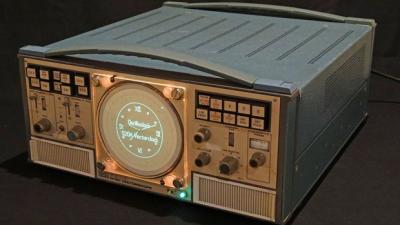 This Righteous Vectorscope Clock Brings Analogue Back To The Future