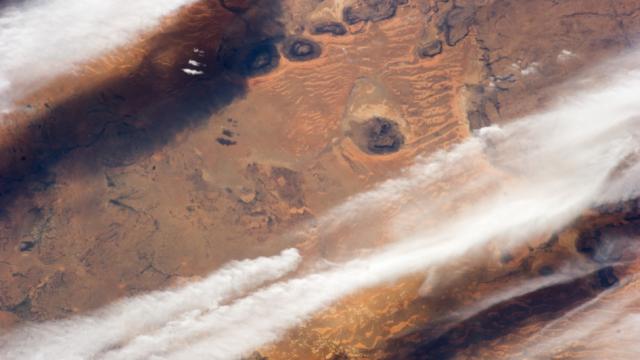 Briefly: This Space Image Of The Sahara Feels More Painting Than Photograph