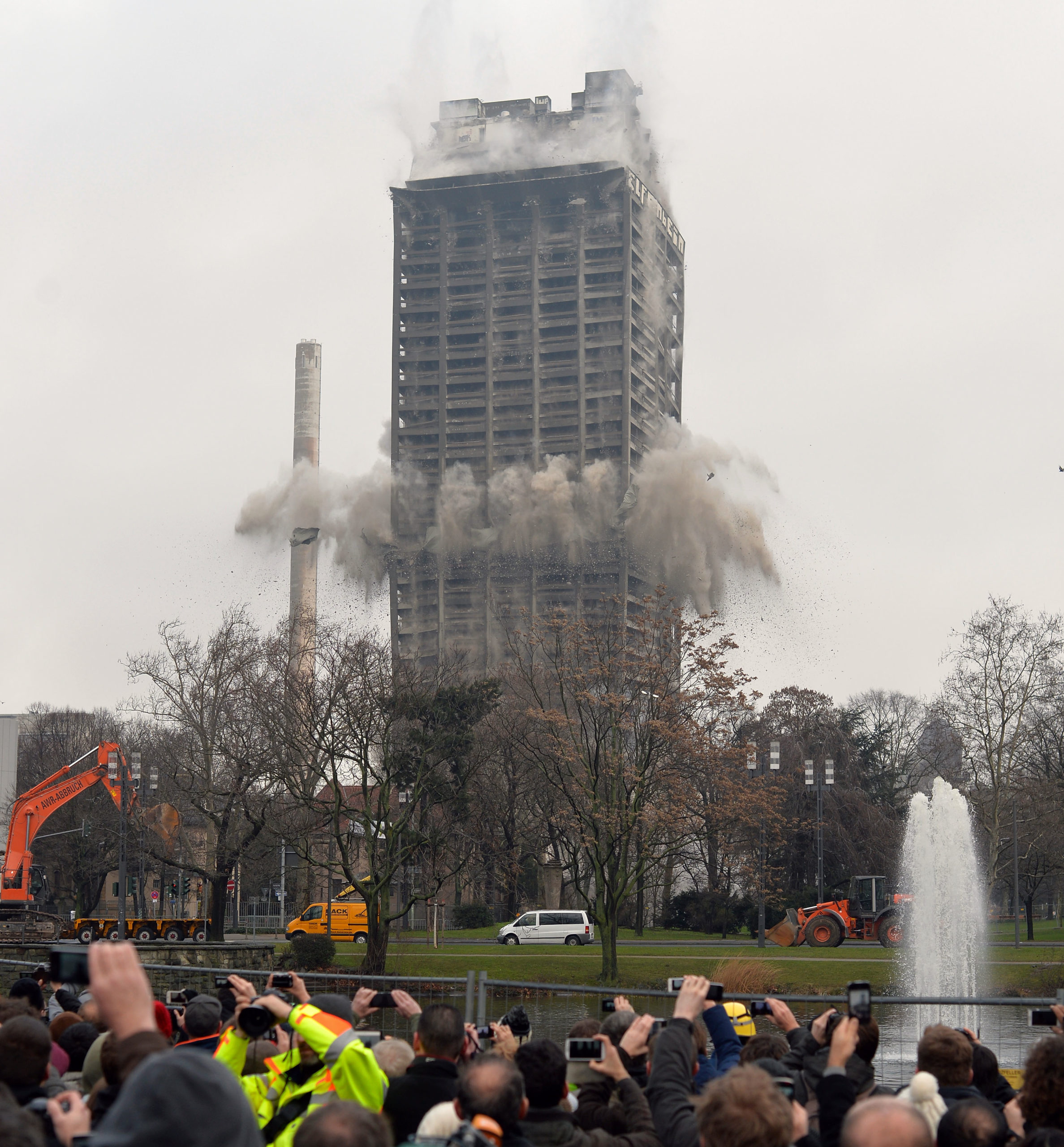 Behold One Of The Biggest Controlled Skyscraper Implosions Ever