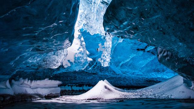 The Biggest Glacier In Iceland Looks Like Superman’s Home
