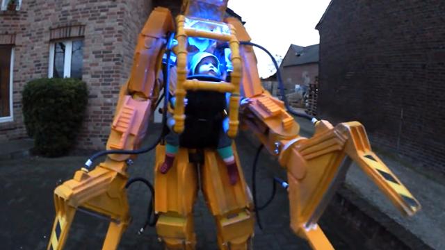 Dad Makes Giant Aliens Power Loader Costume For His Baby