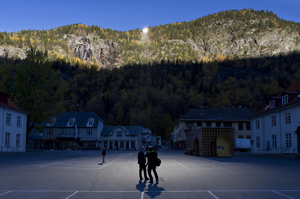 This Town’s Hilltop Mirrors Light It Up With Second-Hand Sunshine