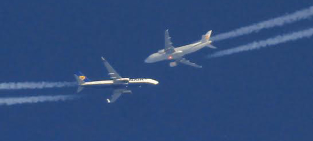 These Two Airliners Look Like They’re About To Crash In This Lucky Shot