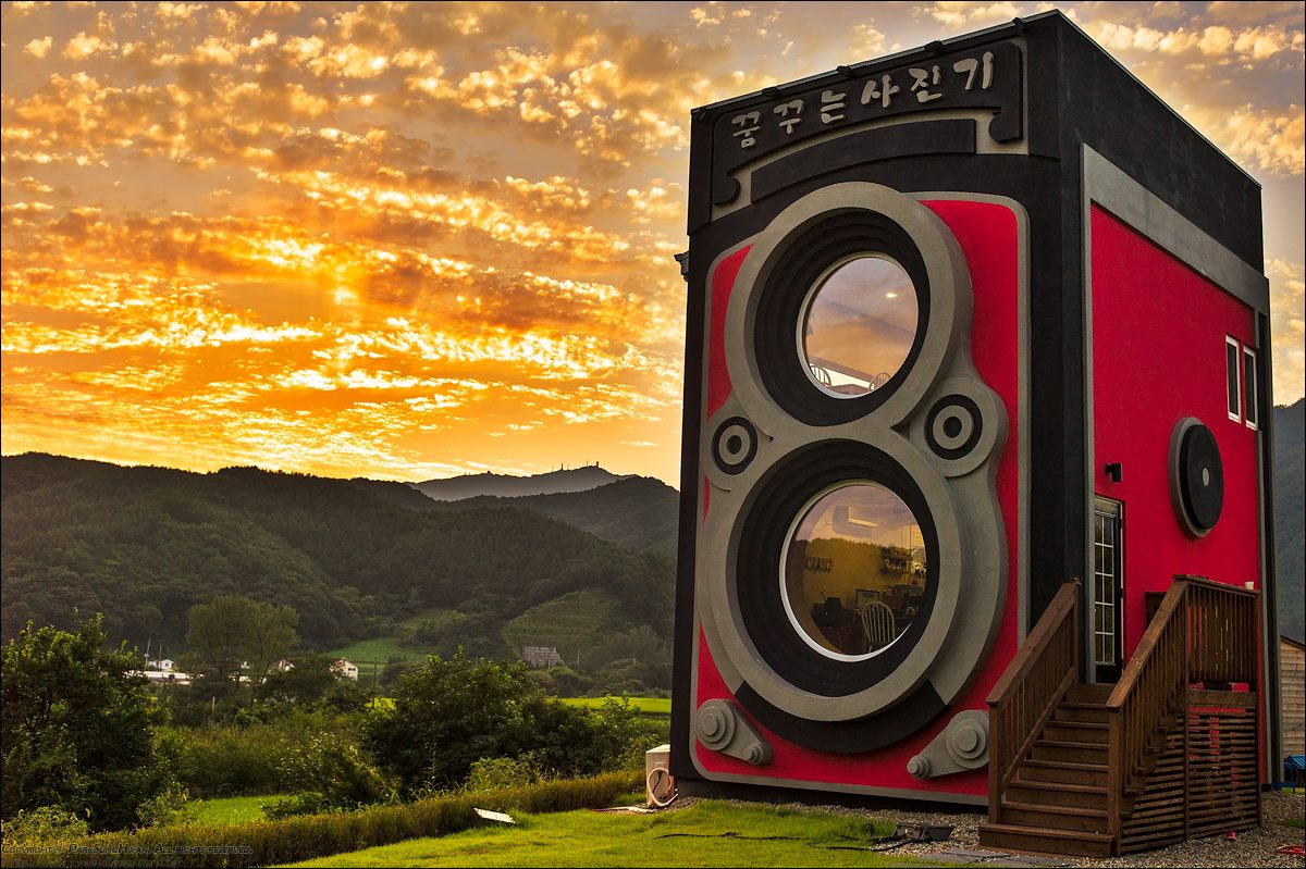 This Awesome Giant Camera May Look Fake, But It’s Actually A Café