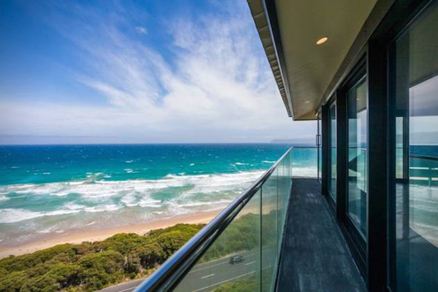 This Coastal Australian House Looks Like It’s Floating Over The Ocean