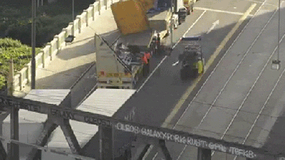 Watch How A Traffic Accident Is Cleaned Up In This Timelapse