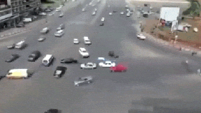 This Busy Street Intersection With No Traffic Lights Is Just Pure Chaos