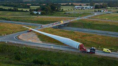 Amazing Photo Of The World’s Largest Wind Turbine Blade On The Road