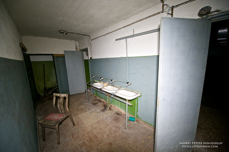 Living In This Nuclear Shelter For 1000 People Looks Like A Nightmare