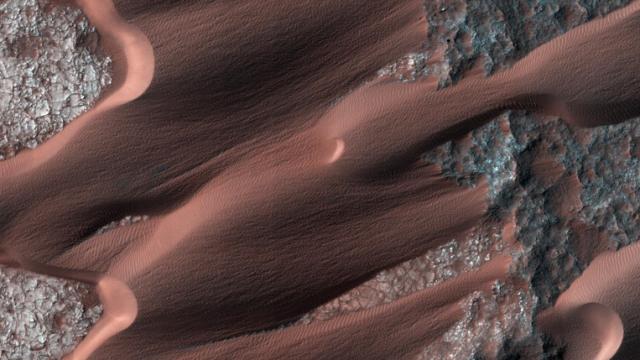 These Beautiful Martian Dunes Are Constantly Changing