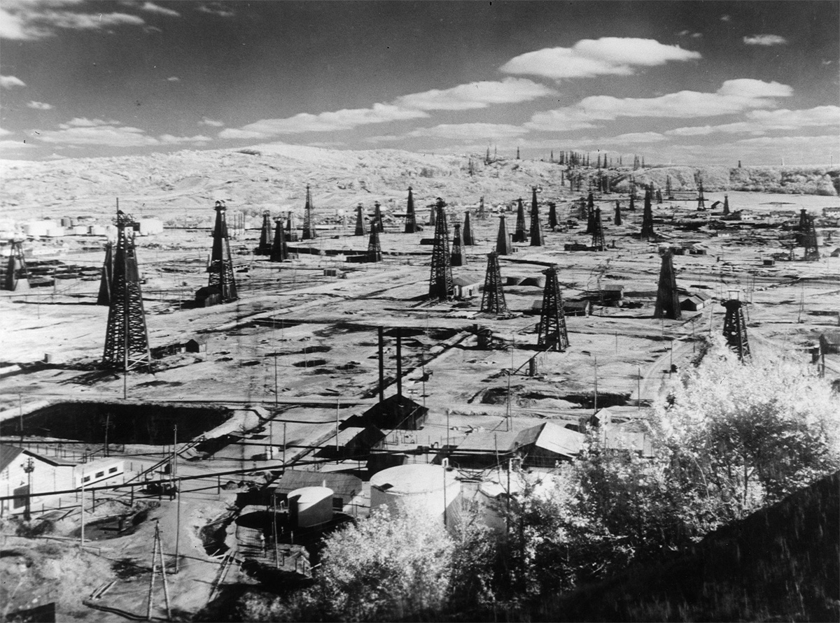 These Landscapes Covered In Oil Wells Are Like Huge Alien Cities