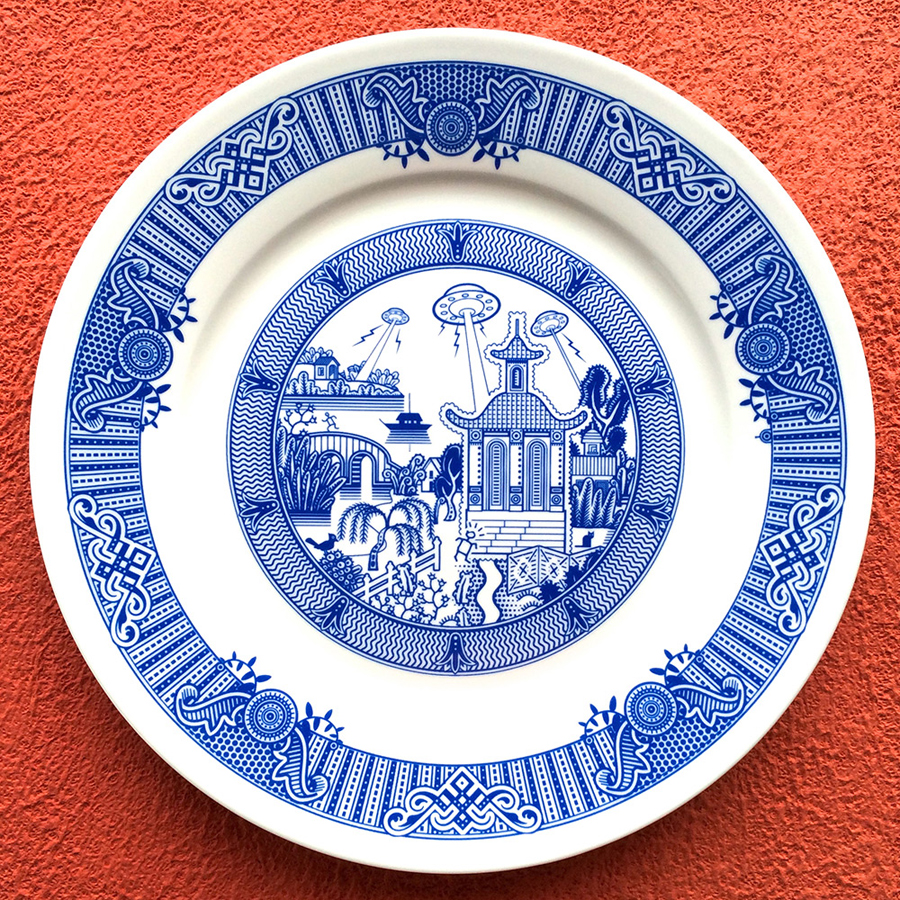 Sci-fi Chinese Porcelain Plates Show Giant Robots And Alien Invasions