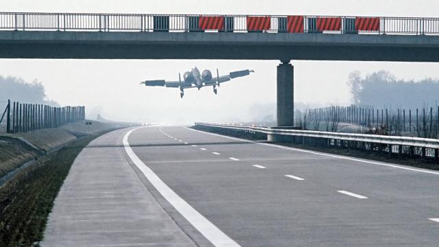 A-10 Thunderbolt Lands In German Highway