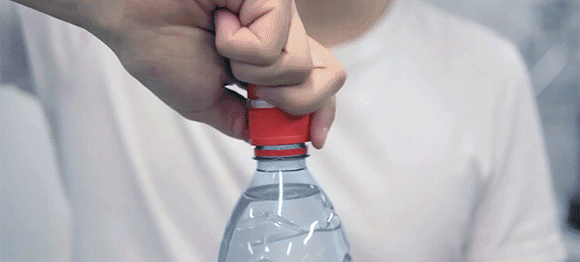 A Timer Cap For Water Bottles Reminds You To Hydrate Every Hour
