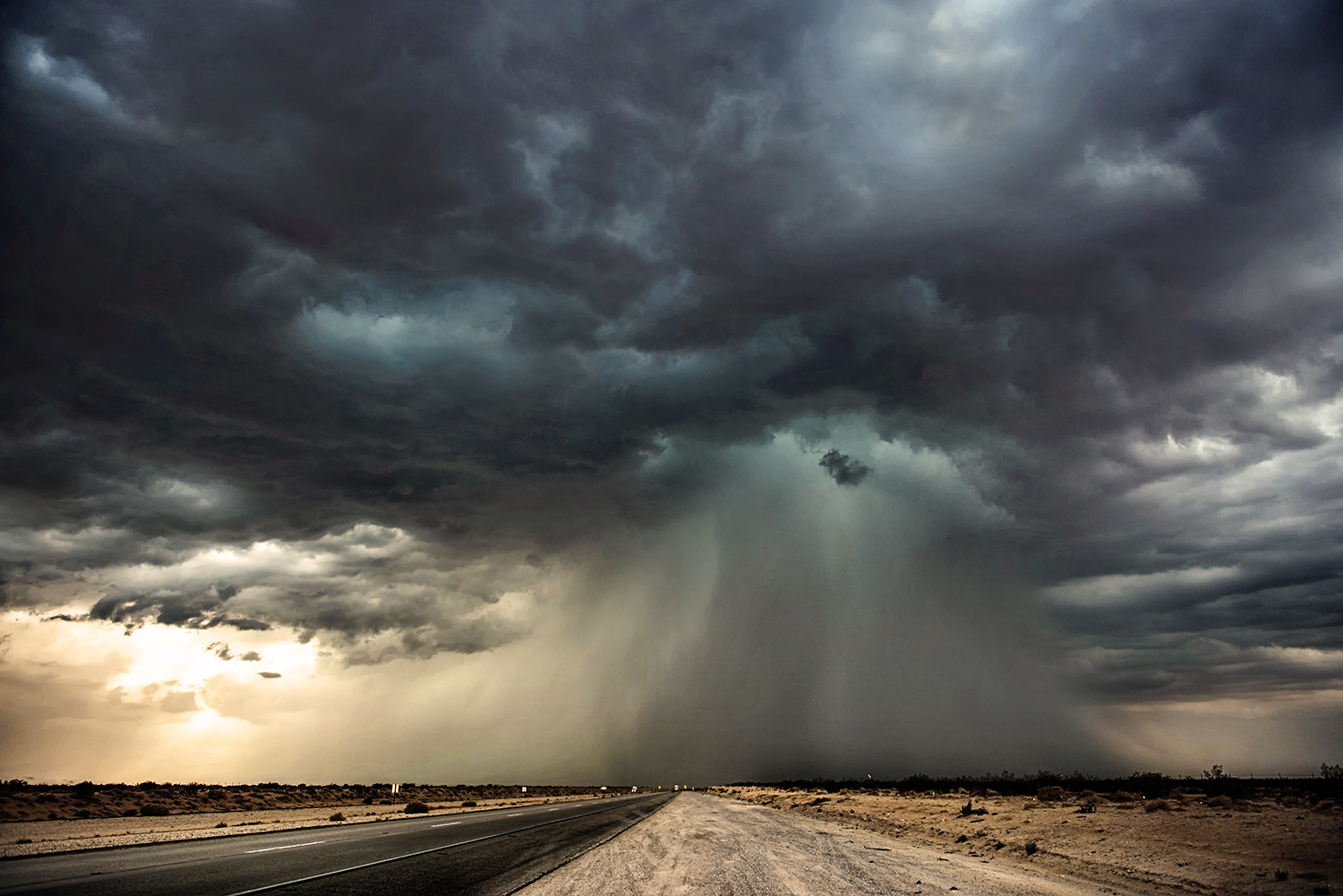 These Storm Photos Are So Perfect That They Feel Like Illustrations