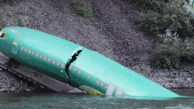 Nobody Knows How To Rescue These Poor Stranded Boeing 737s