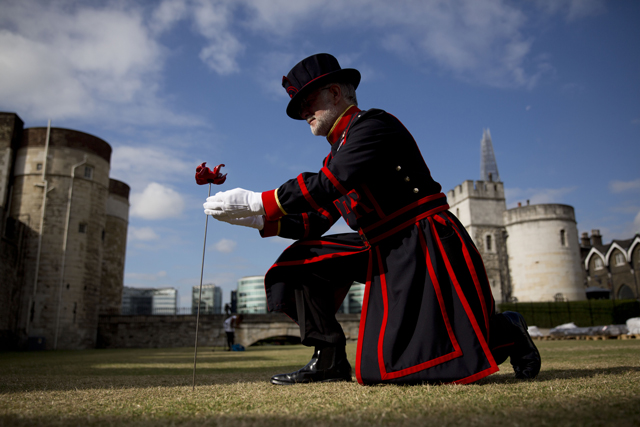 888,246 Handmade Poppies Surround The Tower Of London To Commemorate WWI