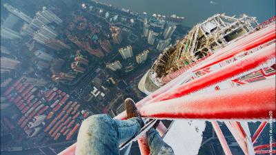 Crazy Ivan Climbs Atop The Frozen Crane Of The 632m Shanghai Tower