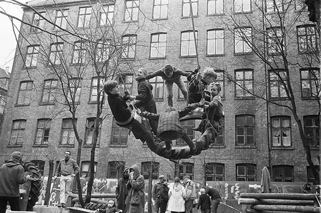 9 Images Of How Kids Played Before Modern Playgrounds Existed