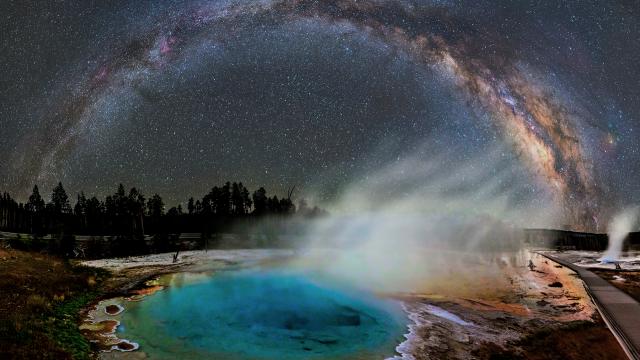 Amazing Photo Of The Milky Way Over Yellowstone’s Alien Hot Springs