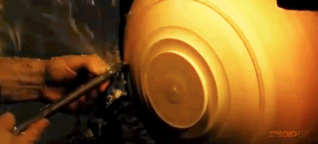 Guy Transforms Big Chunk Of Wood Into A Salad Bowl In Hypnotising Video
