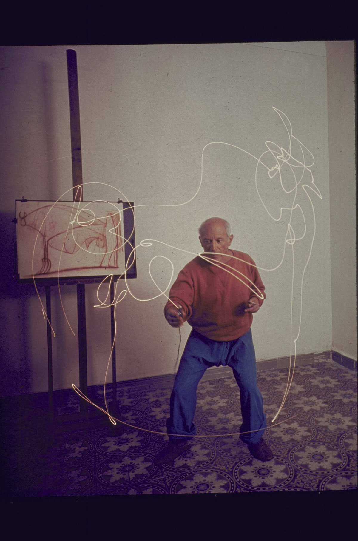 Beautiful Vintage Pictures Of Picasso Drawing With Light