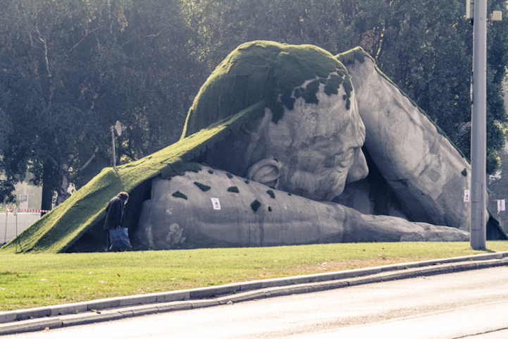Scary, Giant Man Crawls Out From The Ground In Shocking Outdoor Sculpture