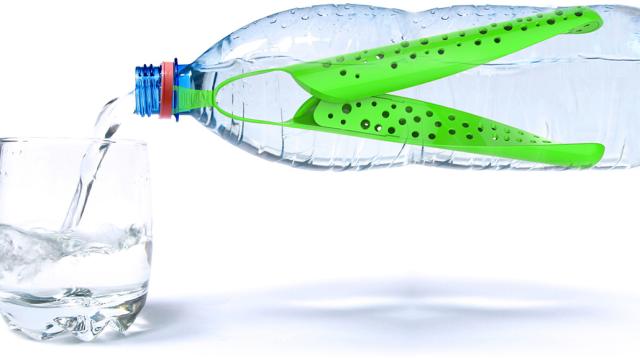 A Slim Filter That Purifies Water Bottles From The Inside