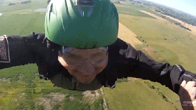 Skydivers Fail To Open Parachute On Time And Almost Crash On The Ground