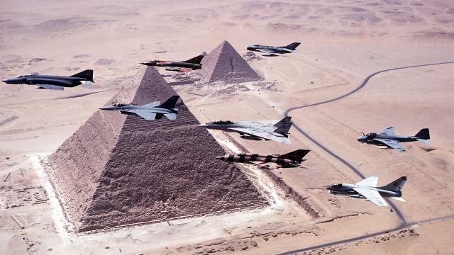 Impressive 1980s Photo Of Old Jet Fighters Flying Over Giza’s Pyramids