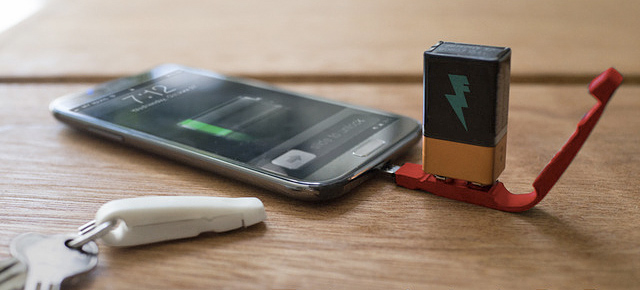 A 9V Battery Is All This Tiny Charger Needs To Revive Your Phone